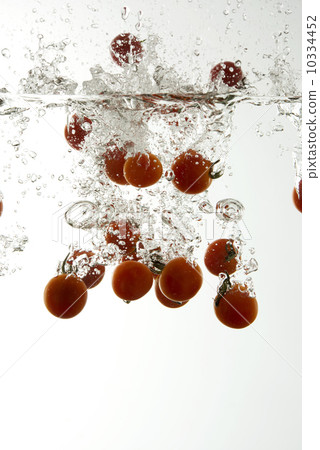 迷你番茄掉入水中 10334452