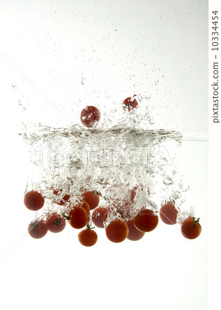 Mini tomatoes dropped in water 10334454