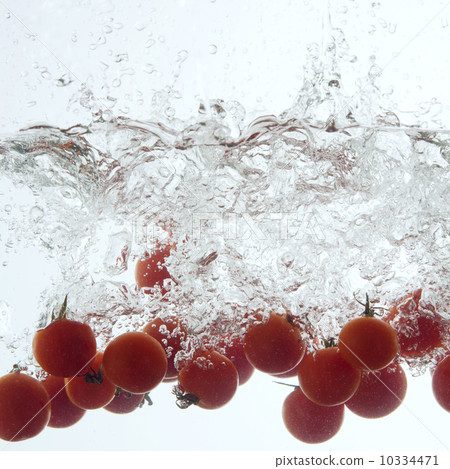 Mini tomatoes dropped in water Mini tomatoes dropped in water 10334471