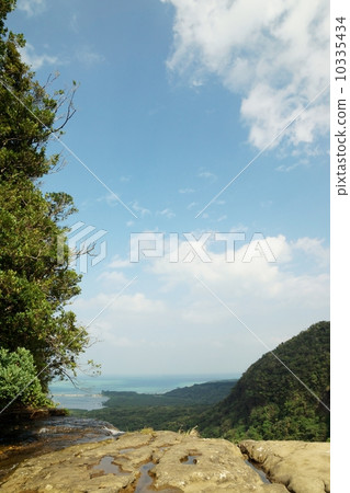 Climb the waterfall of Iriomote Island Pinaisala and look up at the sky 10335434