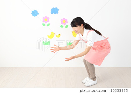 Nursery teacher inviting children 10335555