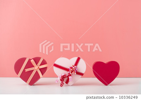 Gift box Heart present 10336249