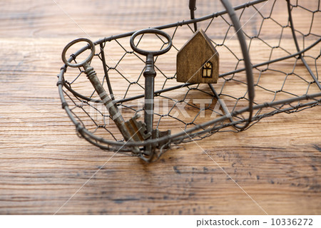 Antique key 10336272