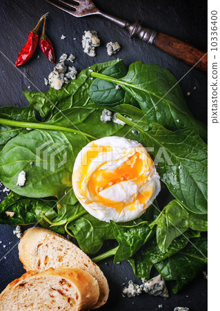 Poached egg on spinach 10336400