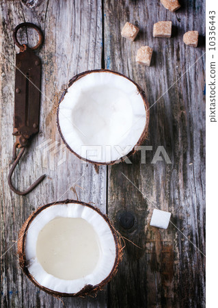 Broken coconut 10336443