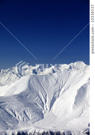 Snow slope in high mountains 10336537