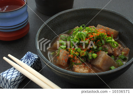 煮熟的牛肉用油炸水母燉 10336571