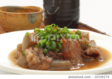 紅燒牛肉配燉蔬菜和炒麵 10336574