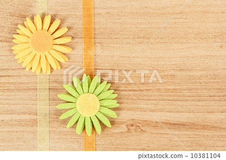 wooden board for spring message with flowers wooden board for spring message with flowers 10381104