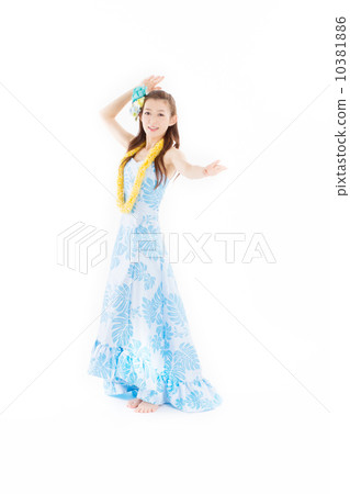 A beautiful Japanese woman who dances hula fun with gorgeous costumes 10381886