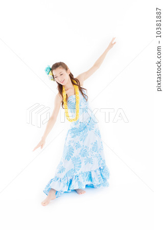 A beautiful Japanese woman who dances hula fun with gorgeous costumes 10381887