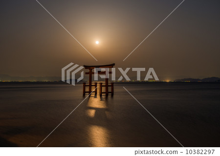 The moon rising in the lake in the lake The moon rising in the lake in the lake 10382297