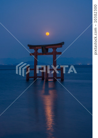 The moon rising in the lake in the lake 10382300