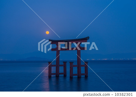 The moon rising in the lake in the lake The moon rising in the lake in the lake 10382301