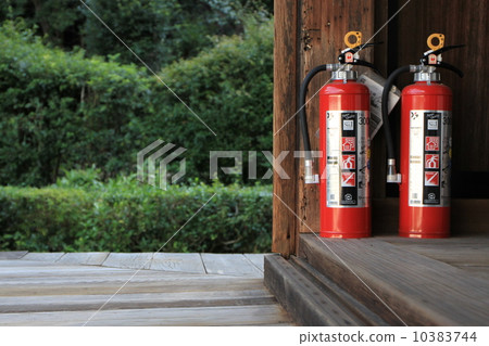 滅火器安裝在寺廟 10383744