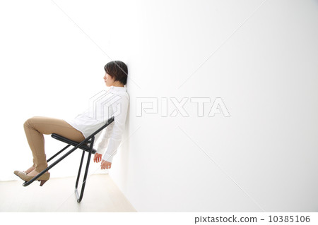 一名婦女坐管子椅子 10385106