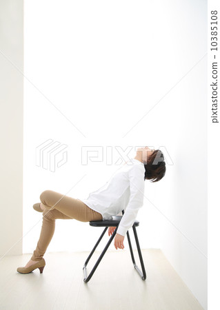 A woman sitting on a pipe chair 10385108