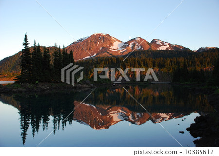 反映到日落的山脈和湖泊 反映到日落的山脈和湖泊 10385612