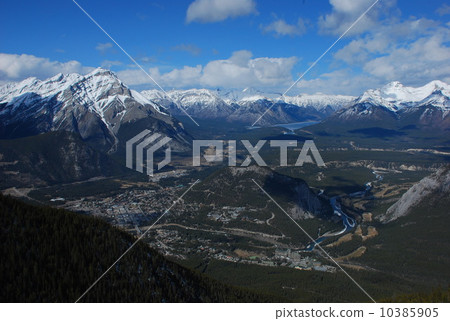 The streets of Banff overlooking Mount Sulfur The streets of Banff overlooking Mount Sulfur 10385905