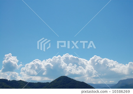 夏天山和藍天和雲彩 10386269