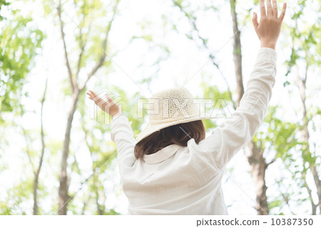 Women refreshing 10387350