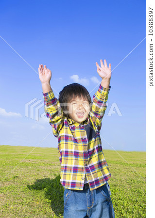 Children who are cheerfully banzaiing with blue sky 10388397