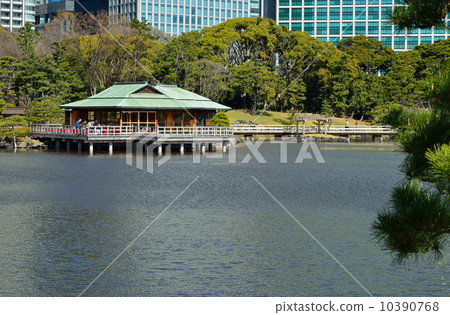 Hama Rikyu Imperial Garden · Sea breeze pond (Oizumizu) and Nakajima's Oshaya 10390768