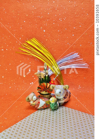 新年賀卡2015·手工日本紙完成“綿羊家族”與Kadomatsu·大麻葉圖案和銀箔紅色日本紙背垂直位置明信片對應比率 10391658