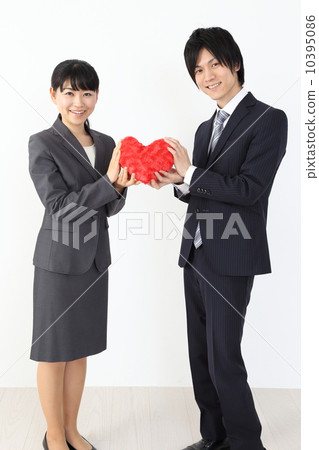 Male employees and female employees with hearts Male employees and female employees with hearts 10395086