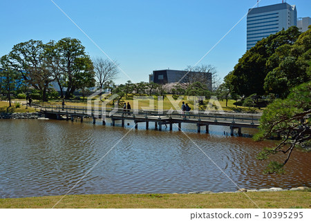 Hama Rikyu Imperial Garden · Pond of the Sea-bream (Yokohori) and Okinawan bridge Hama Rikyu Imperial Garden · Pond of the Sea-bream (Yokohori) and Okinawan bridge 10395295