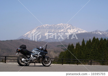 Running at the foot of Mount Hachiyama Mountain 10395703