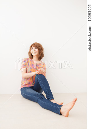 Relaxing female whole body casual Relaxing female whole body casual 10395995