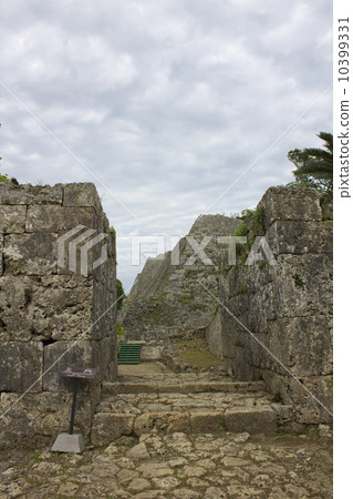 Nakagusuku城堡軌道主要門 10399331