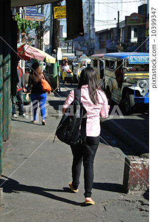 行走的馬尼拉女人(菲律賓) 行走的馬尼拉女人(菲律賓) 10399347