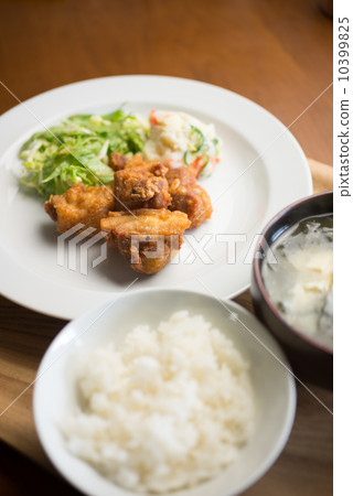 Deep-fried chicken Deep-fried chicken 10399825