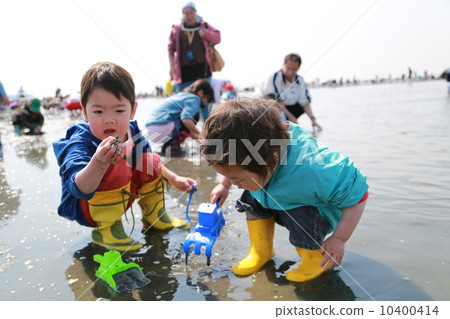 Clamoring with family 10400414