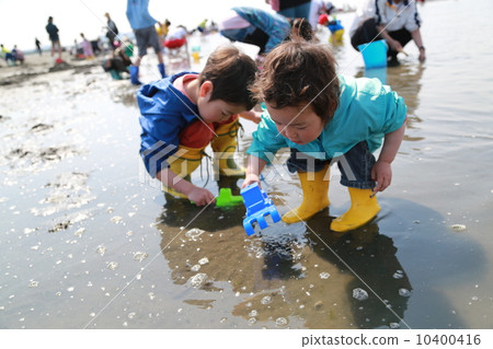 Clamoring with family 10400416