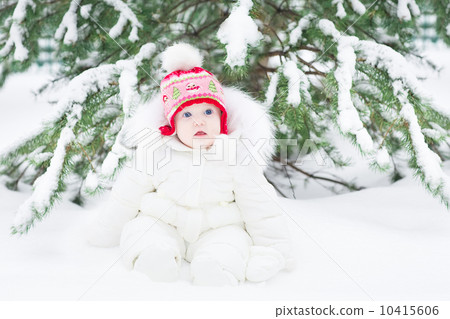 Adorable little baby playing in snow in a winter park 10415606