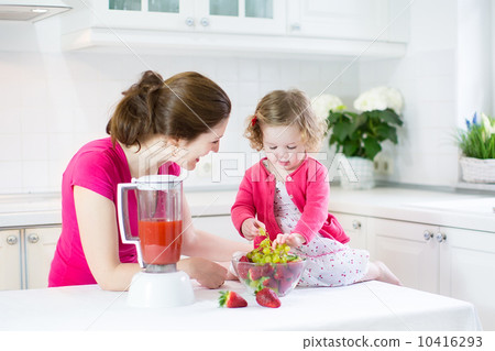 Happy laughing toddler girl and her beautiful young mother makin 10416293