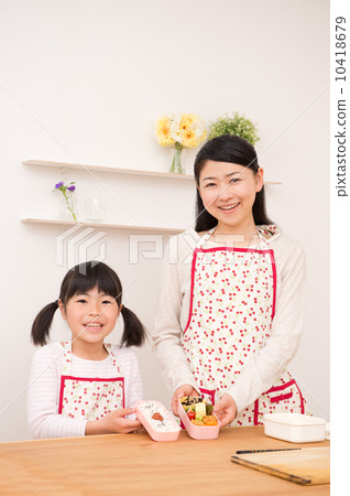 父母和孩子手工製作的午餐 父母和孩子手工製作的午餐 10418679
