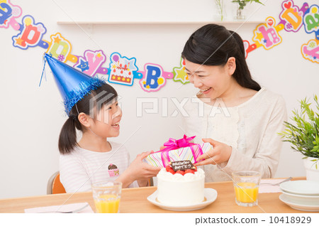 女孩和母親慶祝他們的生日 10418929