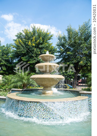 Three tiers of fountains Three tiers of fountains 10420831