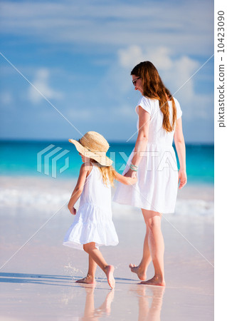 Mother and daughter at beach 10423090