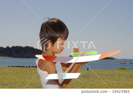 飛行在海岸的孩子一架式樣飛機 10423965