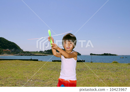 飛行在海岸的孩子一架式樣飛機 10423967