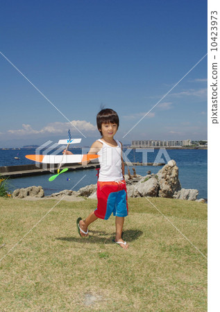 飛行在海岸的孩子一架式樣飛機 10423973