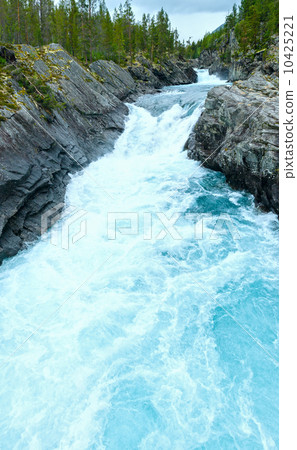 Summer mountain river (Norge). 10425221