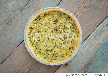Traditional french quiche pie 10425651