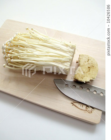 Cooking preparation Cut the stone of the enoki Cooking preparation Cut the stone of the enoki 10426586