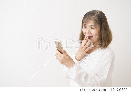 一個60多歲的女人用智能手機 一個60多歲的女人用智能手機 10426791